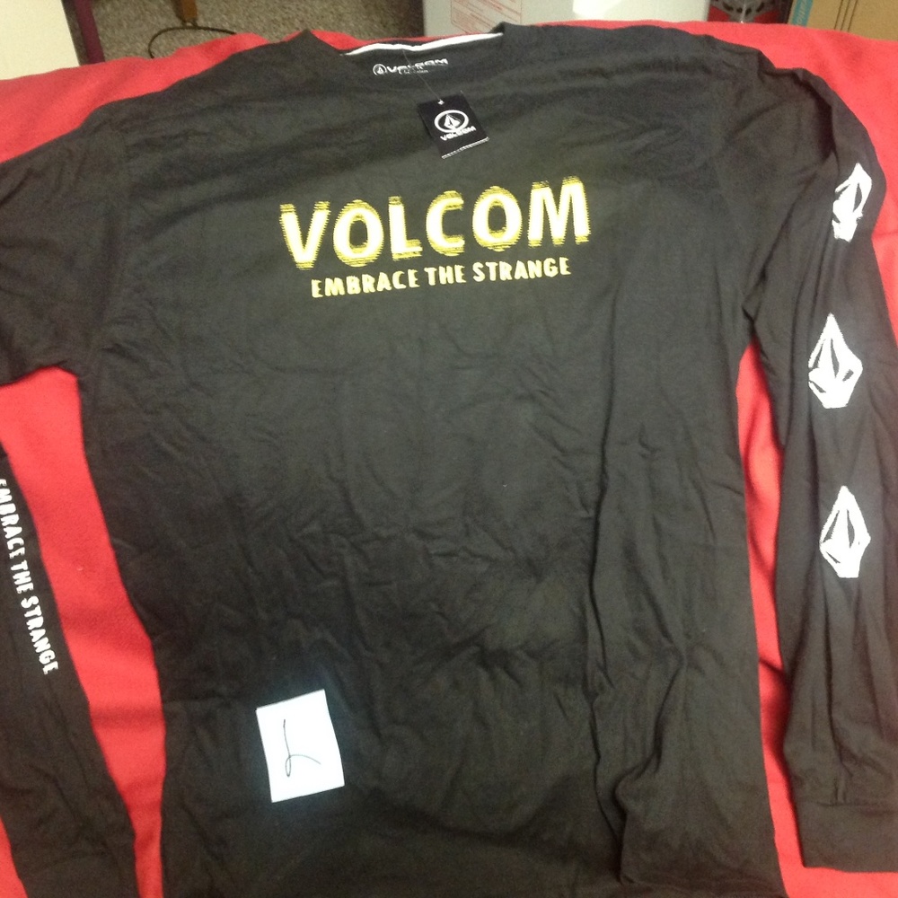 NWT VOLCOM  tshirt